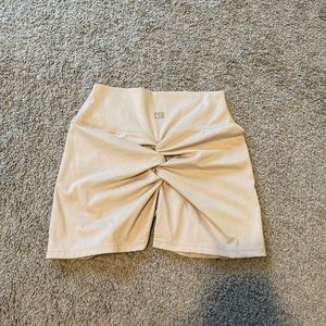 Crop shop botique 4” cream/sand